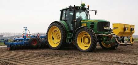 akkerbouw voorjaar lente uien zaaien veldwerk