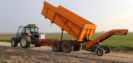 pootgoed akkerbouw voorjaar lente kipper veldwerk pootaardappel